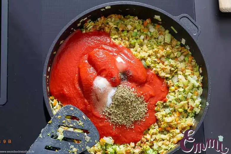 Die köstliche Gemüsesauce für die Lasagne kocht auf dem Herd