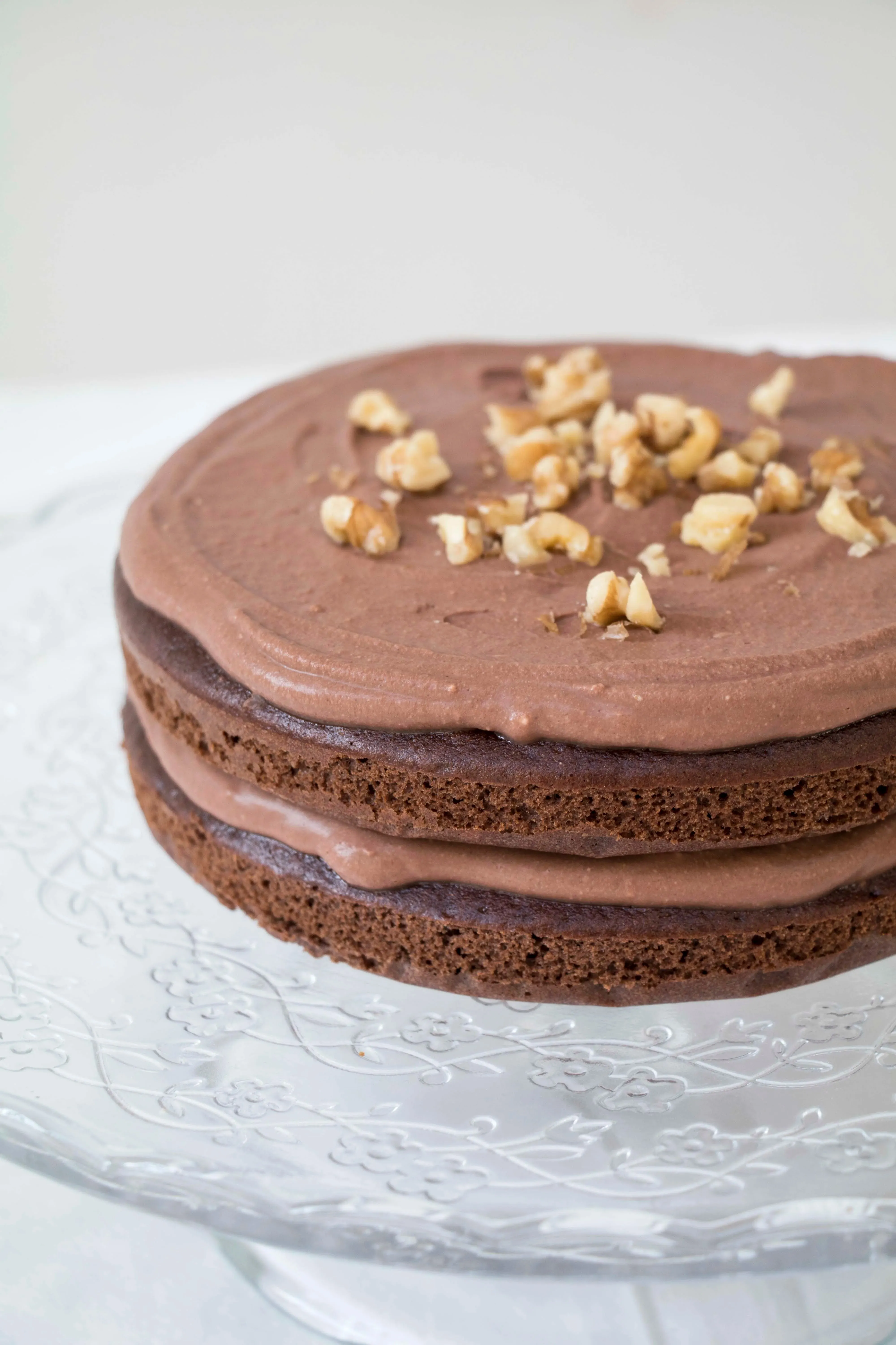 Die köstliche Schokoladencreme auf Kokosbasis, ein Highlight dieses gesunden Schokokuchens ohne Zucker.