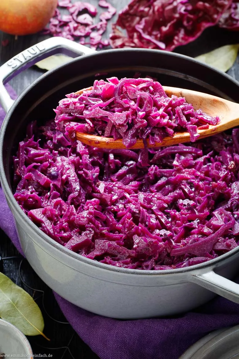 Die Kunst der Gewürze: Nelken und Lorbeer im Rotkohl