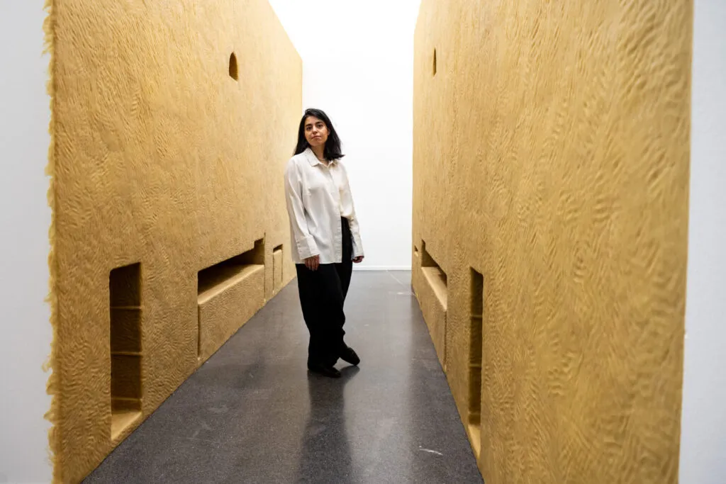 Die Künstlerin Narges Mohammadi in ihrer Installation „Passing Traces“, Courtesy of Narges Mohammadi &amp; Copperfield, London.