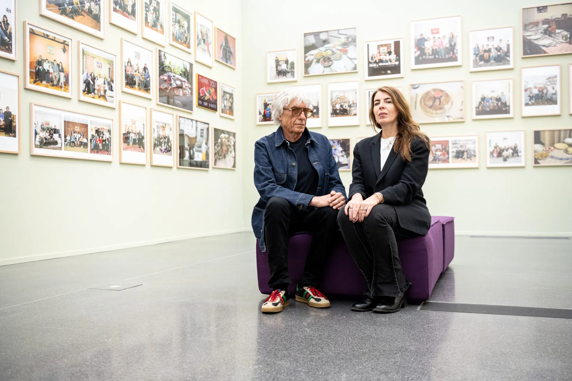 Die Künstler*innen Alina und Jeff Bliumis in ihrer Installation „A Painting for a Family Dinner“.