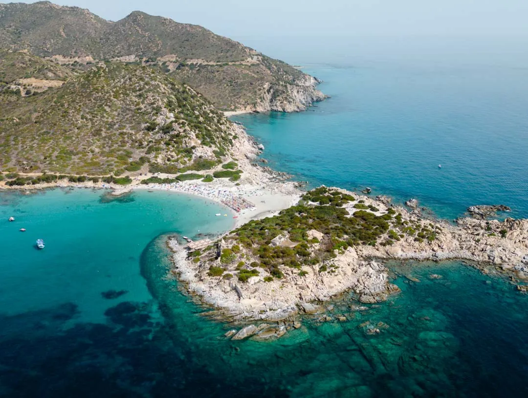 Die Küste von Cagliari und Capo Carbonara in Sardinien, bekannt für ihre wunderschönen Strände und das klare blaue Wasser.