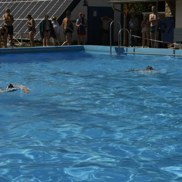 Die letzten Meter im Schwimmwettbewerb der Jahnmehrkämpfe