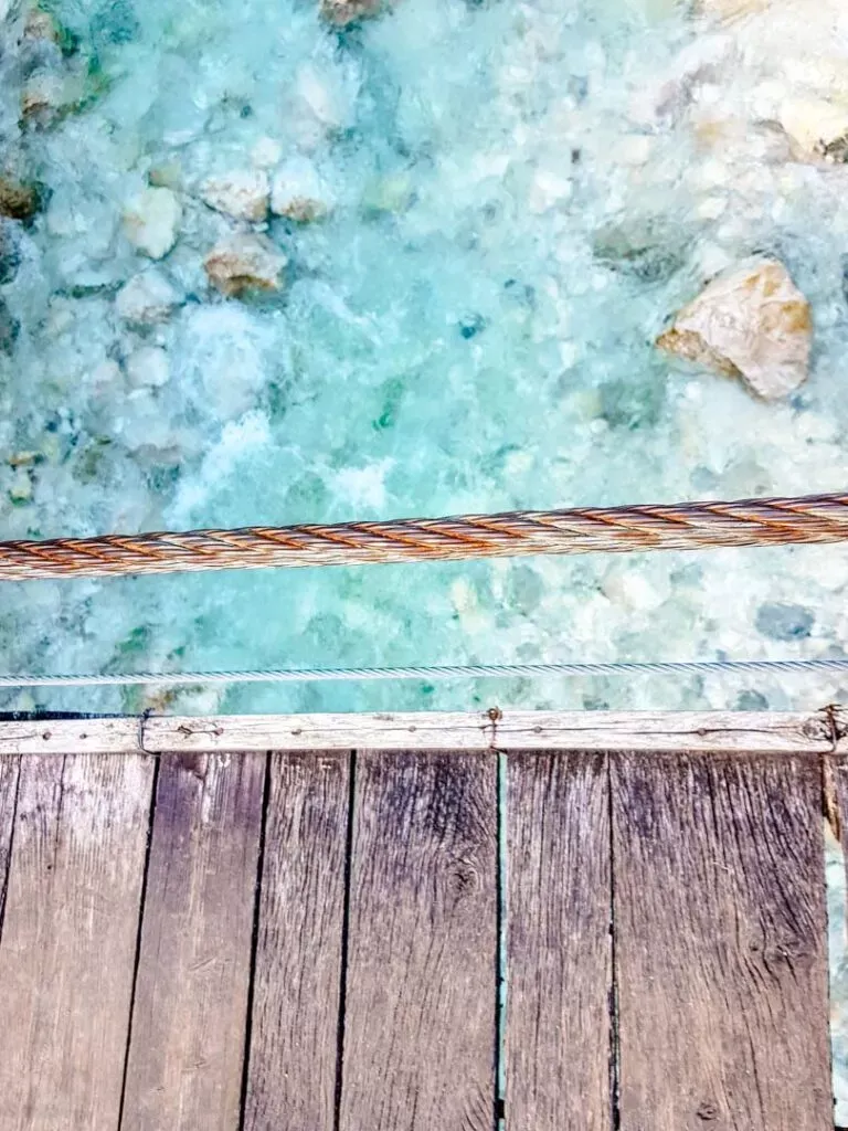 Die leuchtend türkise Farbe des Soča-Flusses in Slowenien, bekannt für seine Schönheit und Outdoor-Aktivitäten.