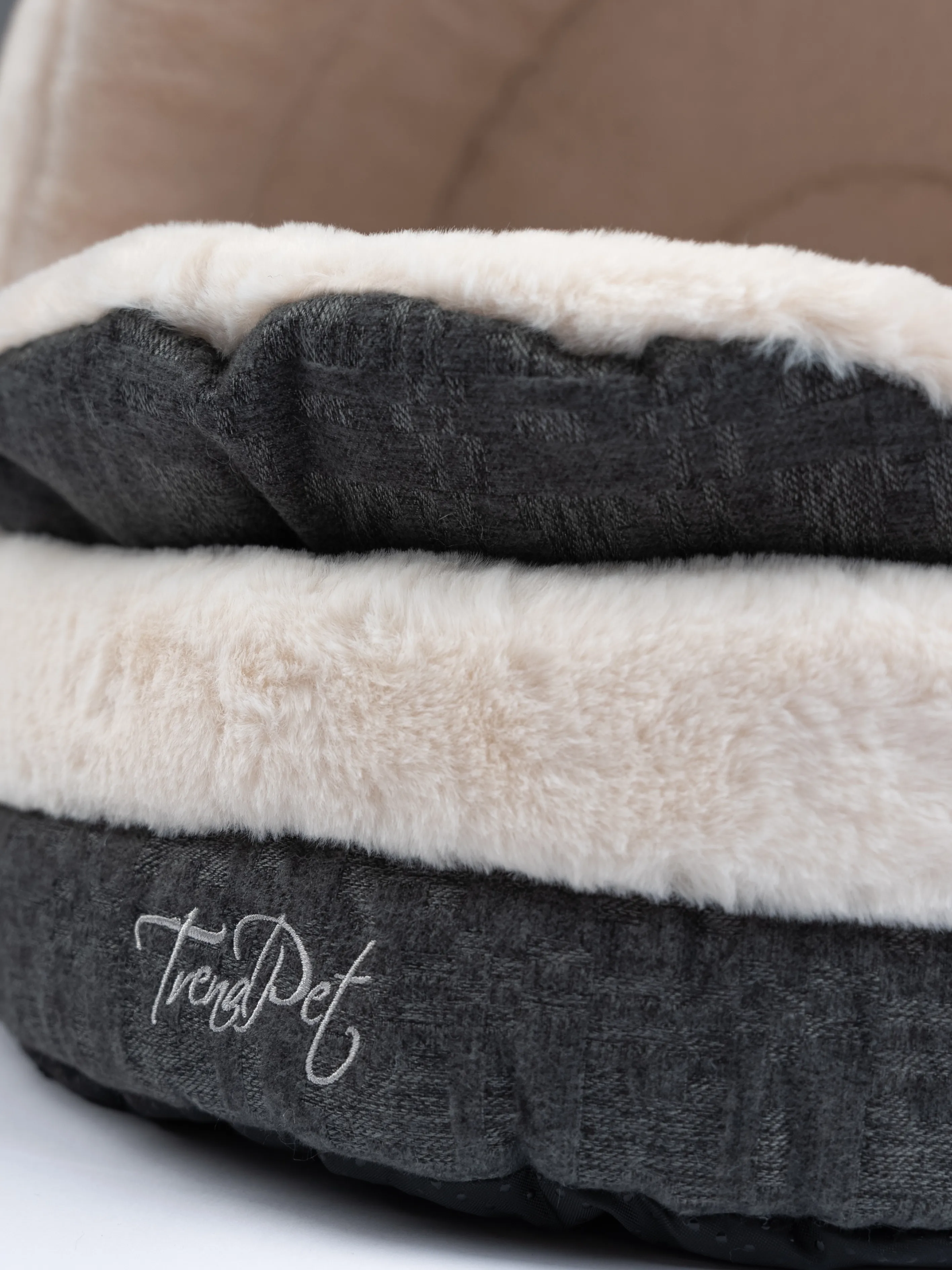 Die LunaHome Katzenhöhle von vorne mit geöffnetem Eingangsbereich