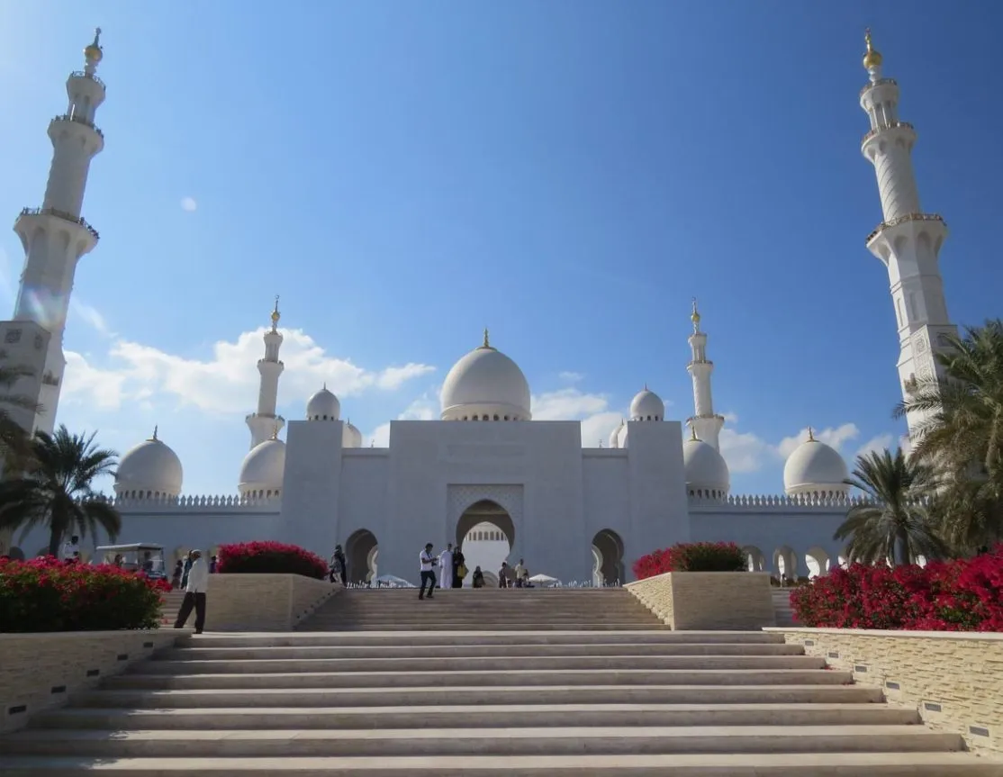 Die majestätische Scheich-Zayid-Moschee in Abu Dhabi bei Sonnenuntergang
