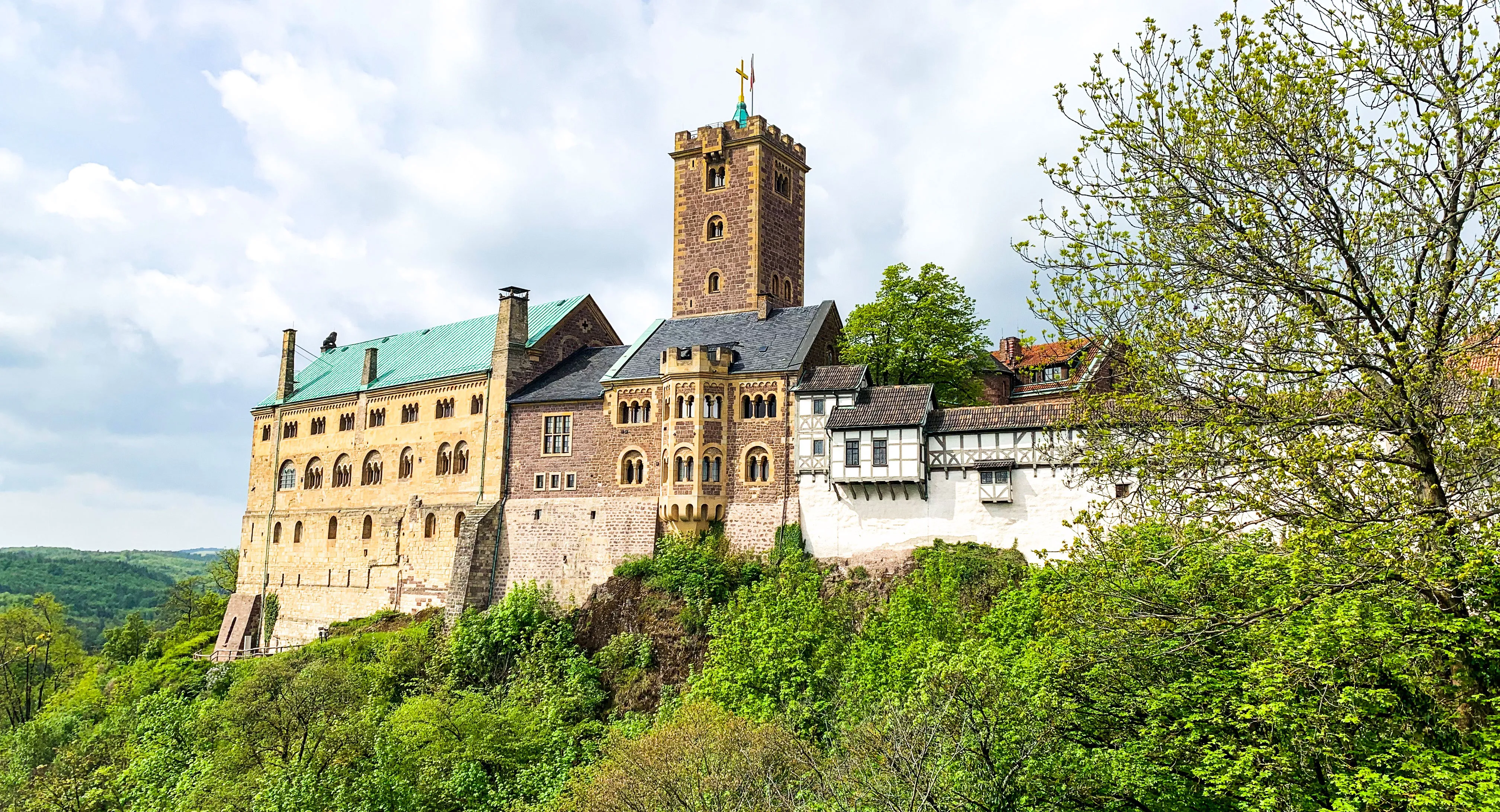 Die majestätische Wartburg im Thüringer Wald, ein historisches Highlight für Reisende