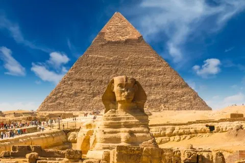 Die majestätischen Pyramiden von Gizeh in Ägypten, eine Ikone jeder Nilkreuzfahrt.