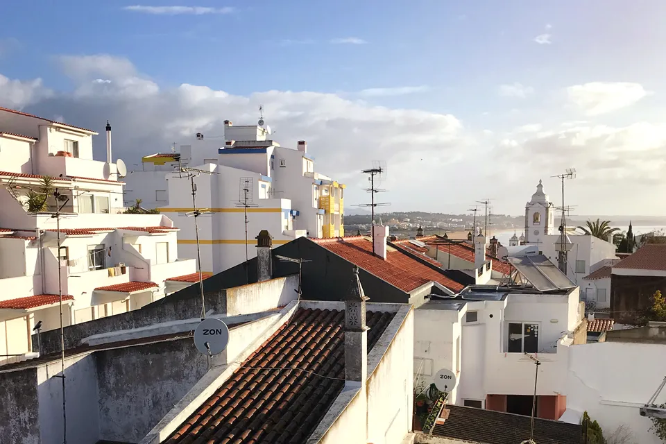 Die malerische Küste Portugals bei sonnigem Wetter, mit Felsen und dem Meer, um die Weite und Schönheit der Natur darzustellen