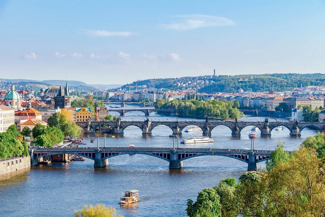 Die malerische Moldau fließt durch Prag, umgeben von historischen Gebäuden und Brücken