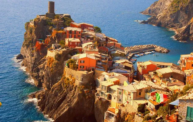 Die malerischen bunten Häuser der Cinque Terre an der Küste Italiens, ein beliebtes Reiseziel