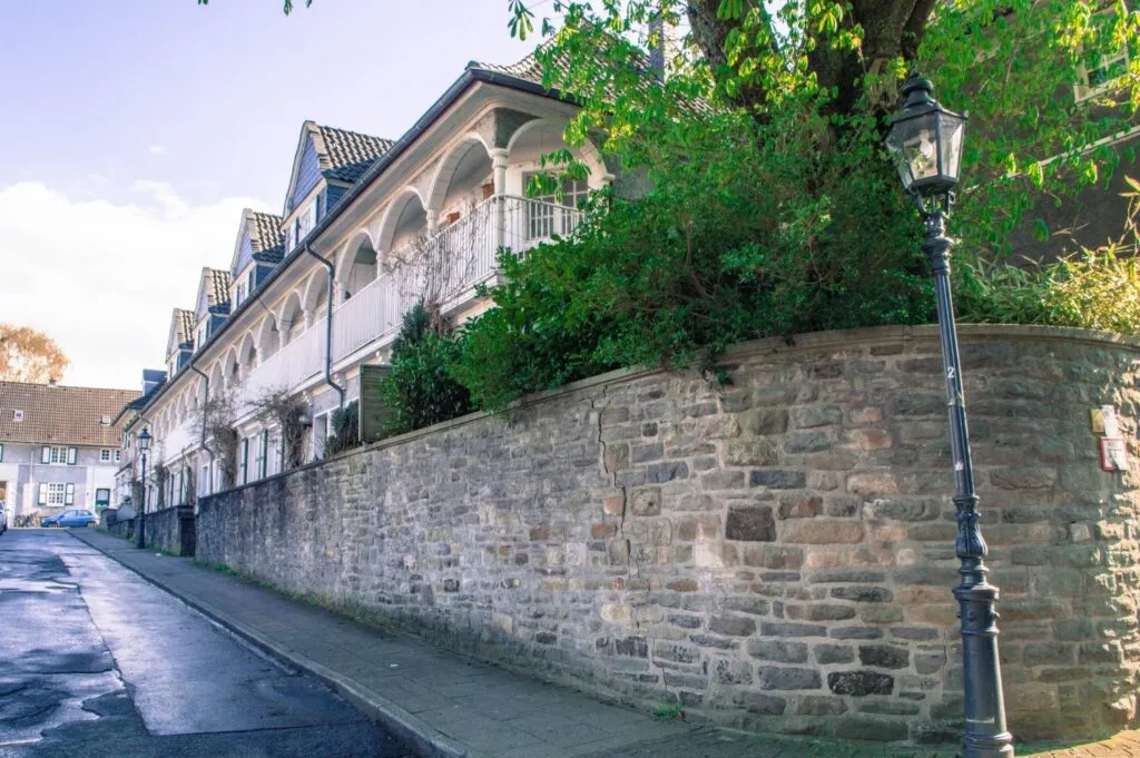 Die Margarethenhöhe in Essen mit vielen kleinen Häusern und Gärten