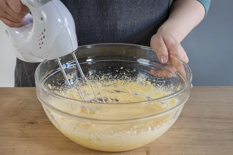 Die Margarine-Zucker-Eier-Mischung wird cremig gerührt