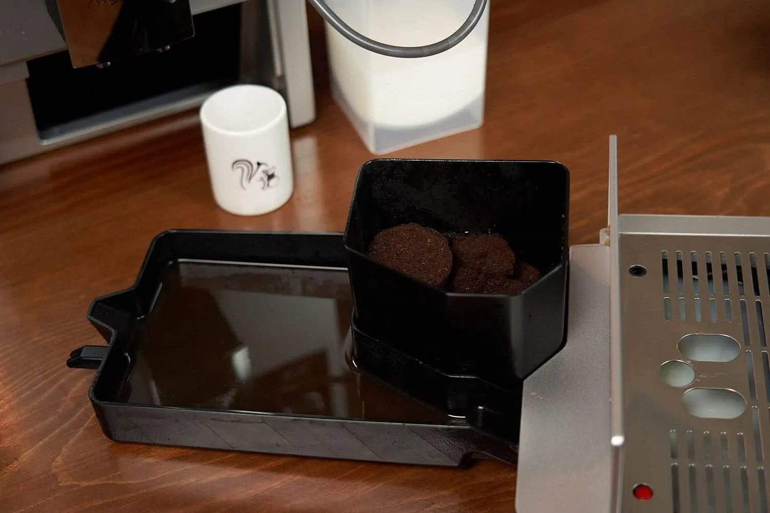 Die Melitta Caffeo CI Kaffeemaschine mit Abtropfschale und Sammelbehälter.