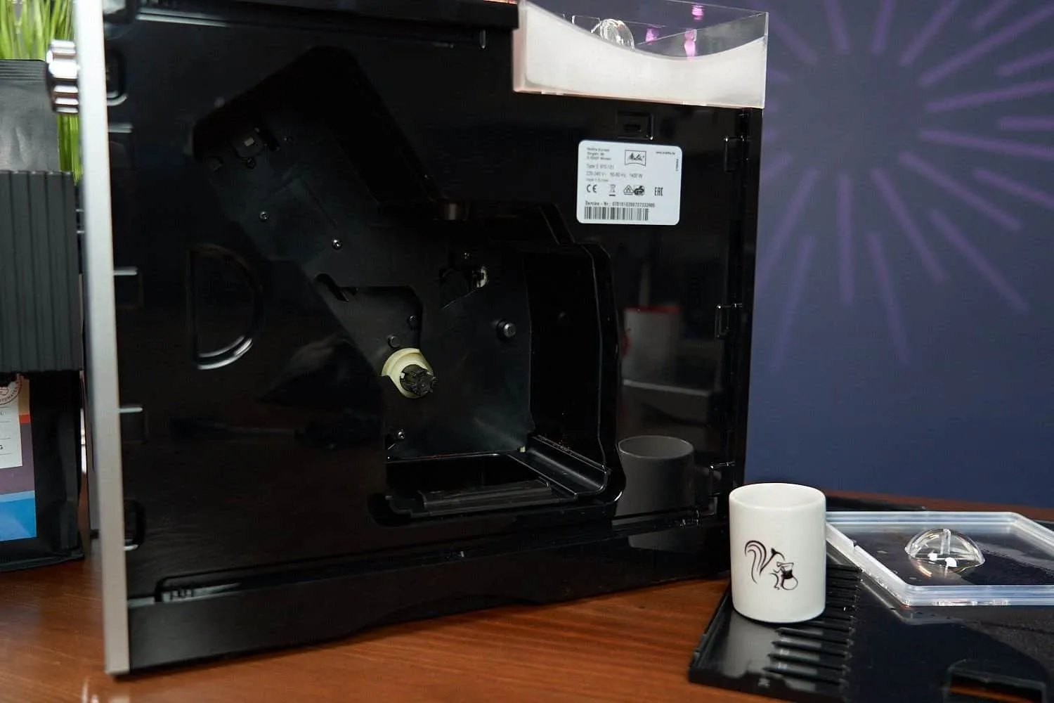 Die Melitta Caffeo CI Kaffeemaschine mit eingesetzter Brühgruppe.