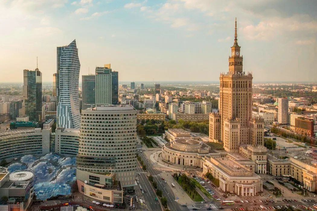 Die moderne Skyline von Warschau mit historischen Gebäuden im Vordergrund