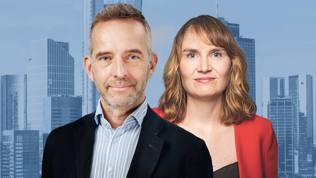 Die Morning Briefing Autoren Teresa Stiens und Christian Rickens vor der Frankfurter Skyline