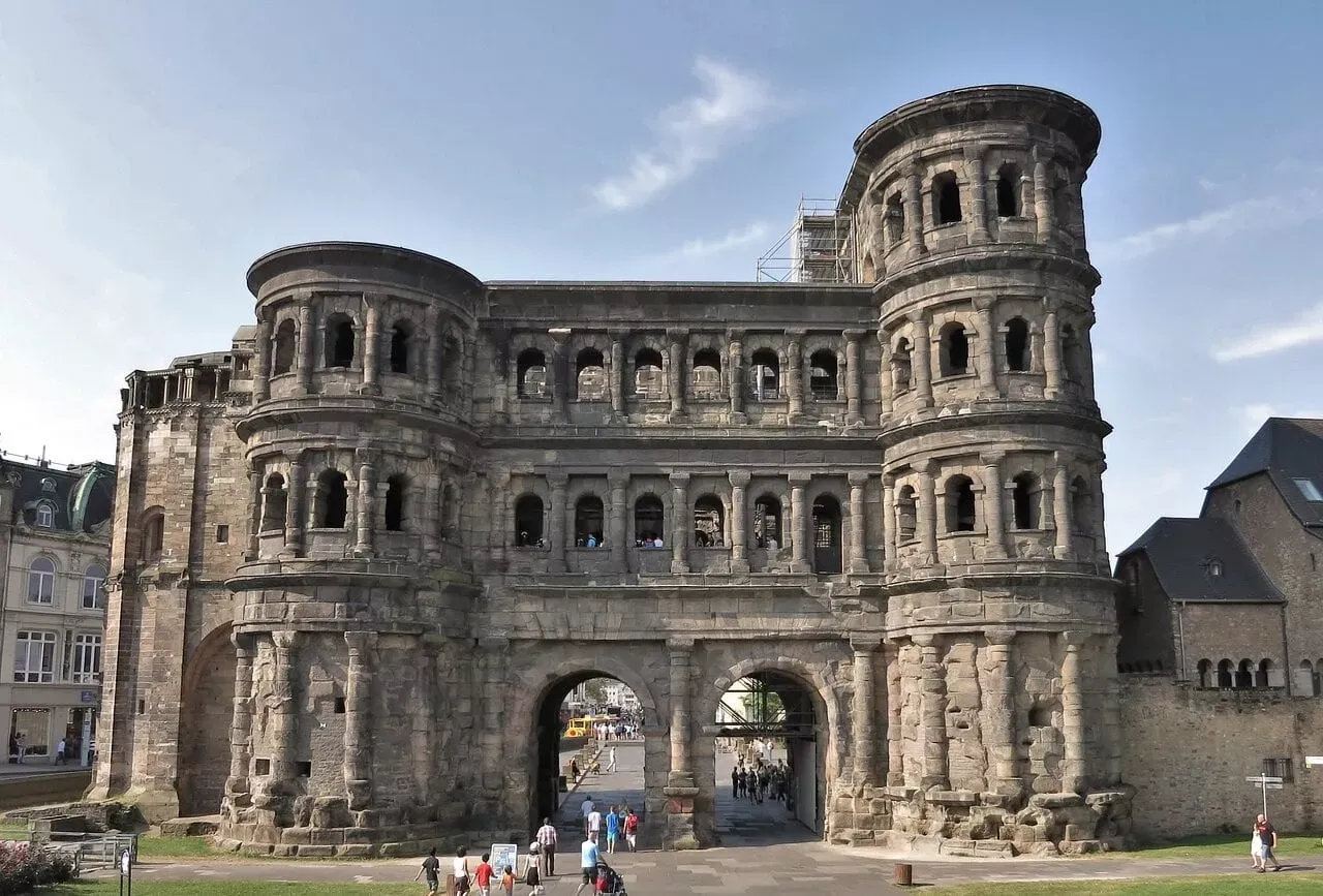 Die Porta Nigra in Trier, ein ikonisches römisches Stadttor und UNESCO-Weltkulturerbe.