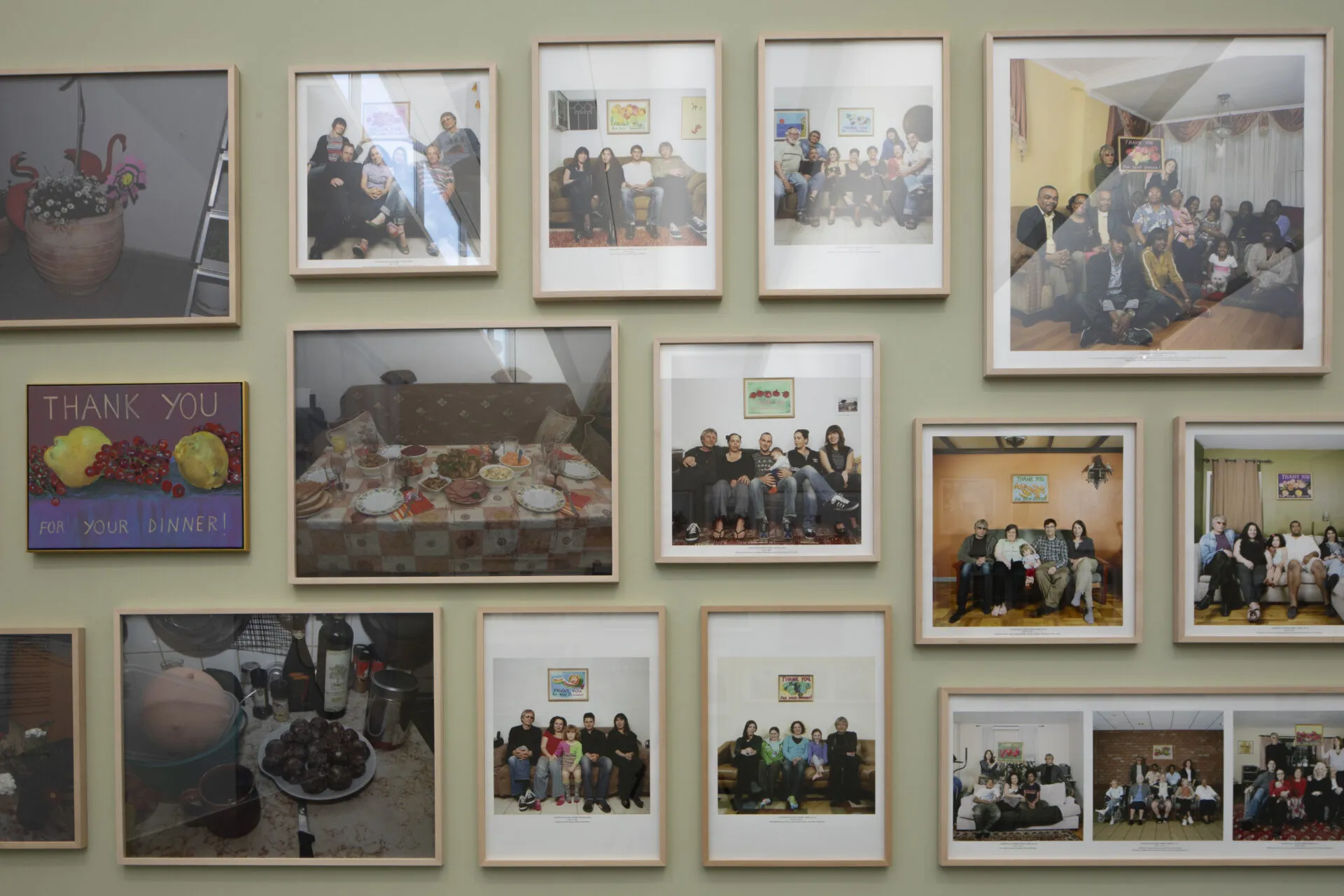 Die Porträts erzählen von geteilten Mahlzeiten, spontanen Gesprächen und dem Gemälde, das als Erinnerung bei den Gastgeber*innen bleibt.