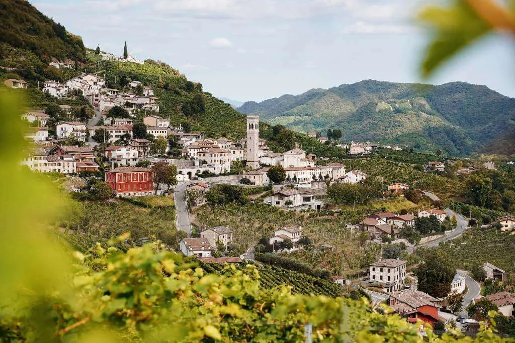 Die Proseccostraße in Italien bei Valdobbiadene schlängelt sich durch die malerischen Weinberge. Die sanften Hügel und die grüne Landschaft laden zu einer genussvollen Entdeckungstour ein.