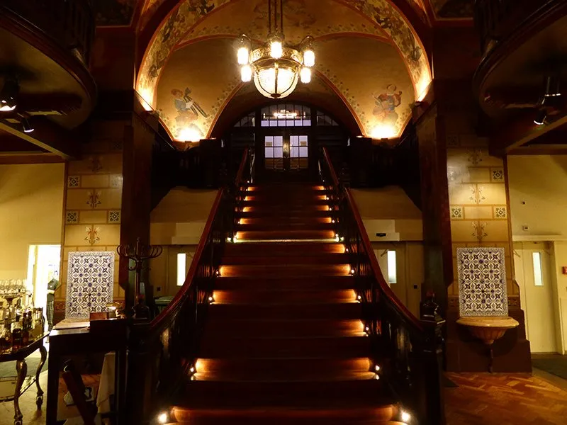 Die prunkvolle Treppe, die in den Kornhauskeller hinabführt, beleuchtet mit warmem, goldenem Licht.