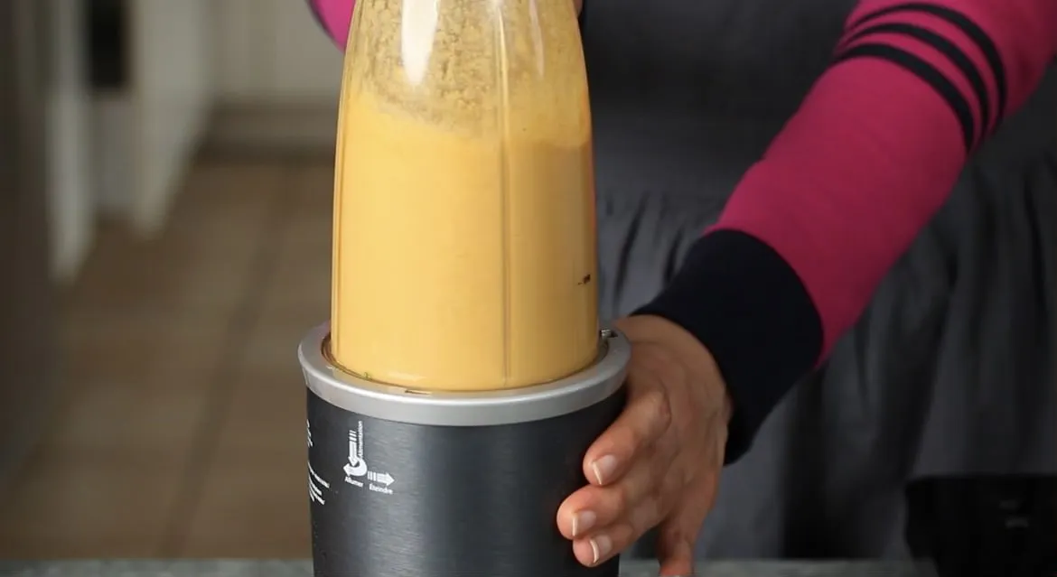 Die pürierte Currysauce in einer Schüssel