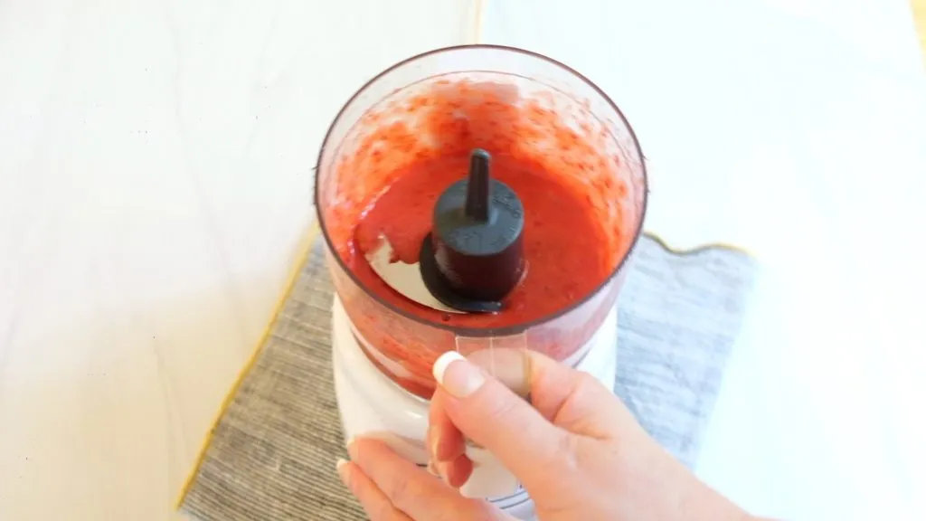 Die pürierte Erdbeersauce im Mixer, fertig zur Entnahme