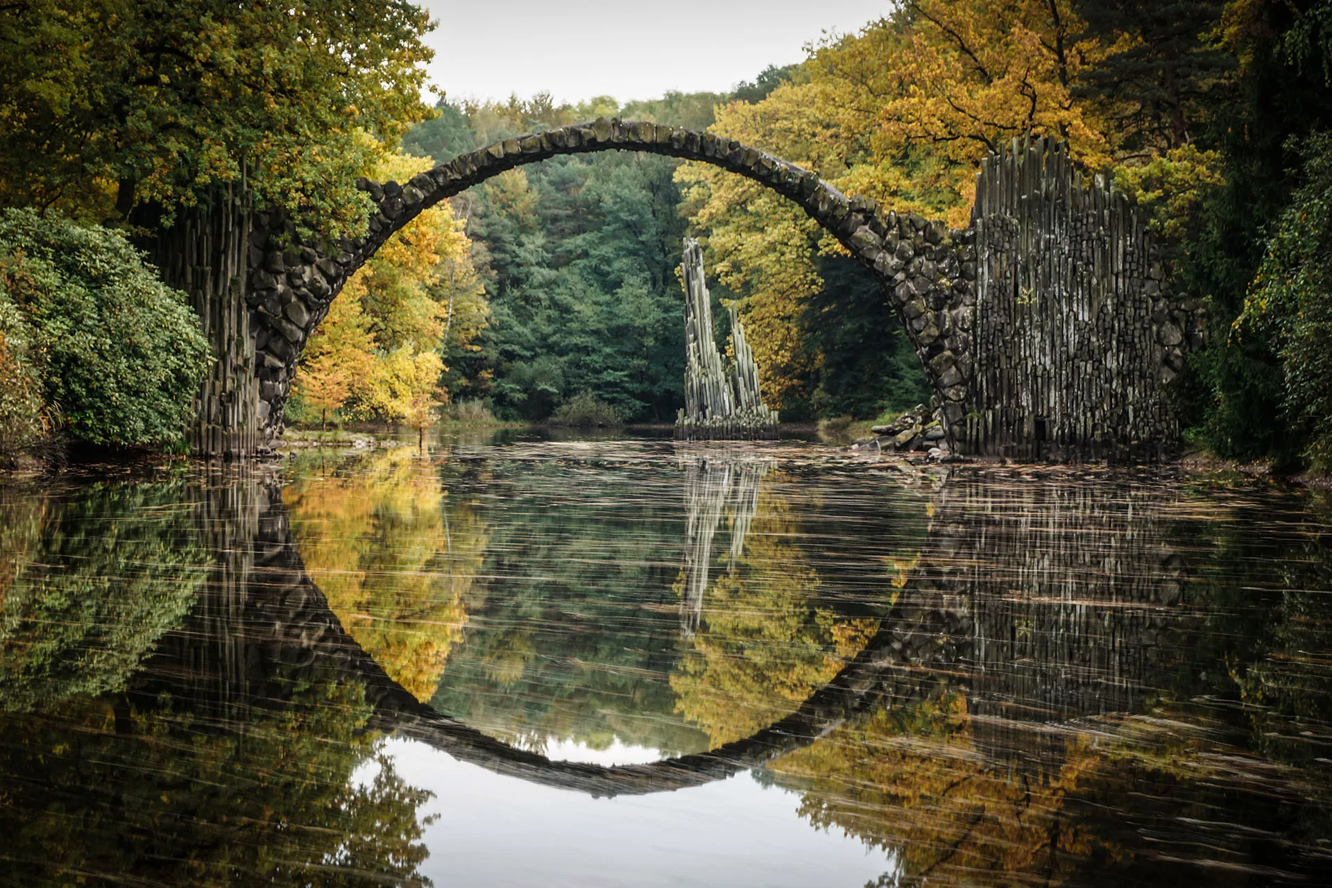 Die Rakotzbrücke in Kromlau im Lausitzer Seenland, eine mystische Brücke