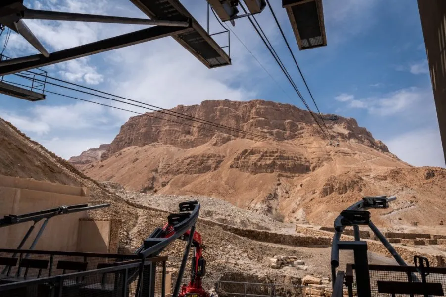 Die raue, felsige Landschaft, die Masada umgibt und zu seiner Unzugänglichkeit beiträgt.