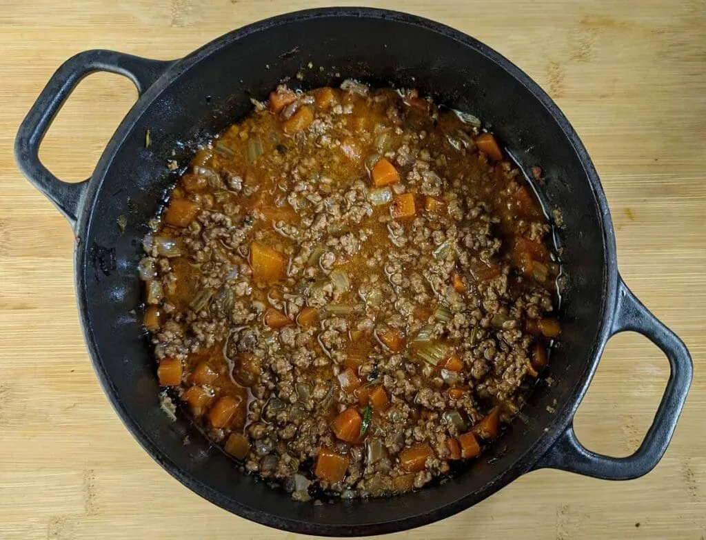 Die reduzierte, würzige Lammhackfleisch-Füllung für ein authentisches Shepherd's Pie Rezept