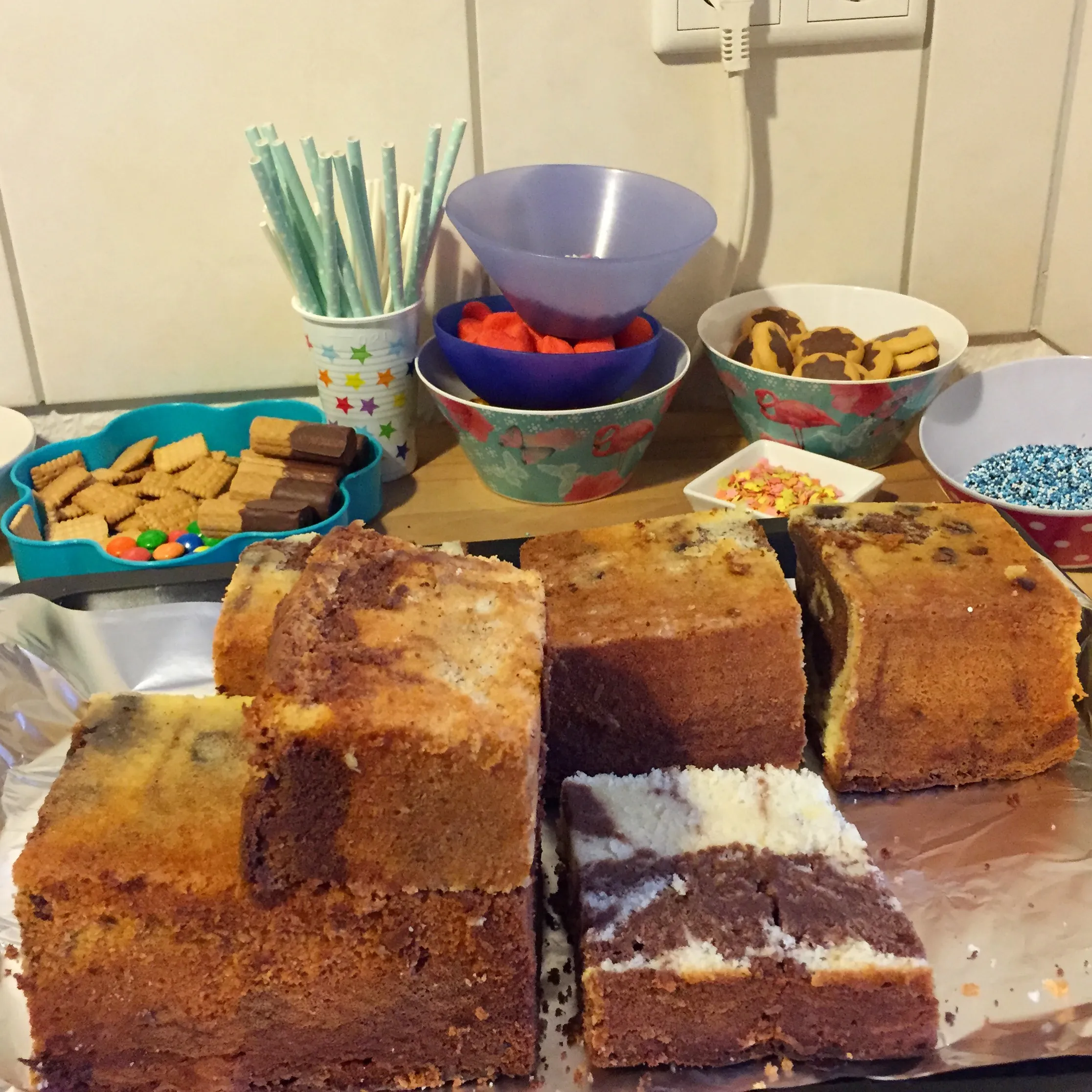 Die Rohlinge aus Marmorkuchen bereit zum Zuschneiden für eine individuelle Eisenbahn-Torte