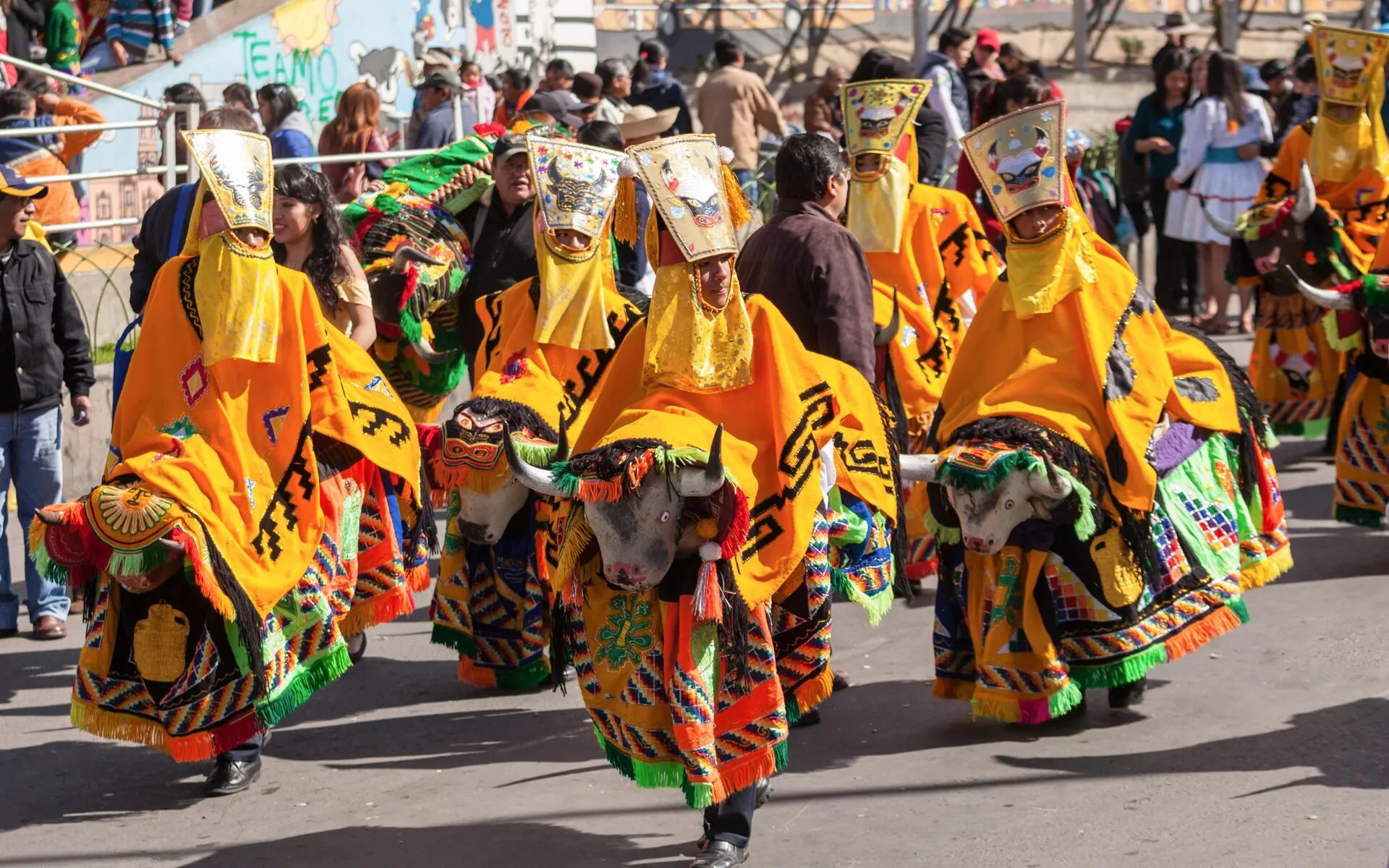 Die Salar de Uyuni, Bolivien, verwandelt sich in einen riesigen Spiegel