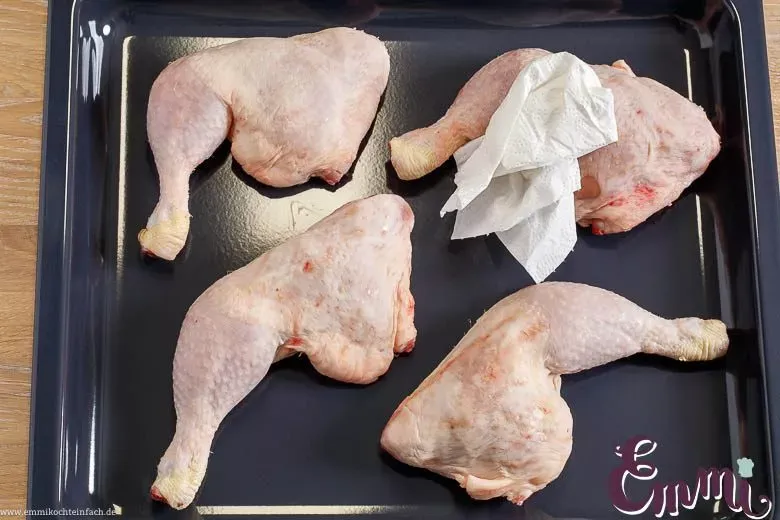 Die Schenkel vom Hähnchen auf dem Backblech