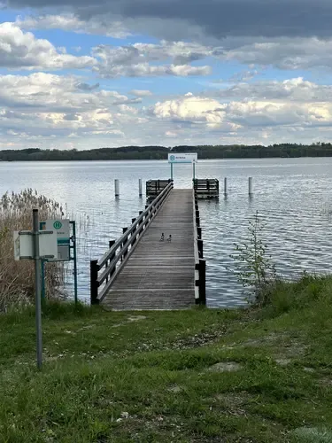 Die Schiffsanlegestelle Alt Rehse am Tollense-See