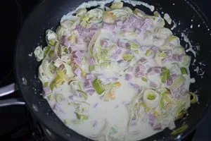 Die Schinken-Sahne-Soße auf mittlerer Hitze einköcheln lassen, bis sie cremig ist.