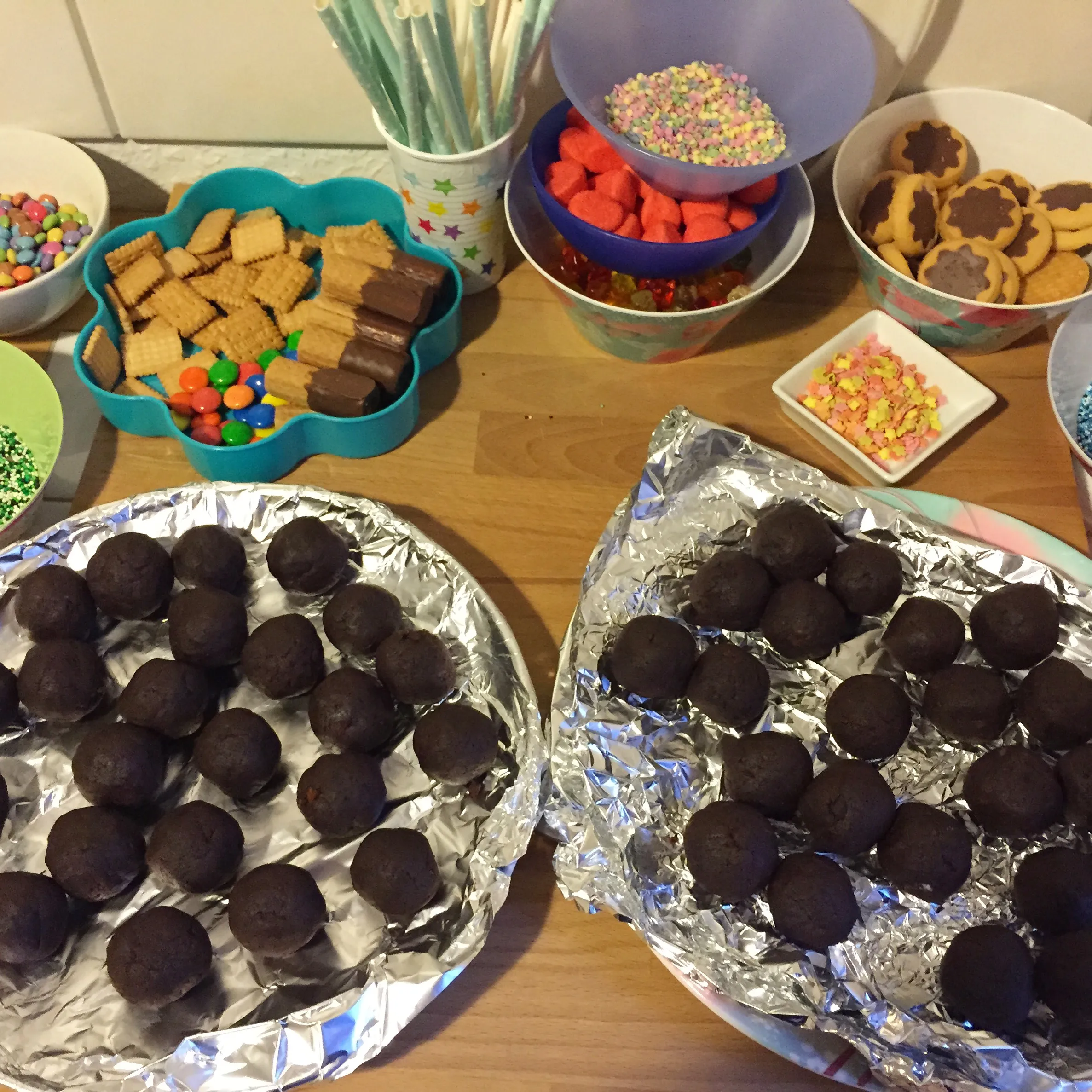 Die Schoko-Cake-Pops-Rohlinge, bereit für die individuelle Glasur und Dekoration
