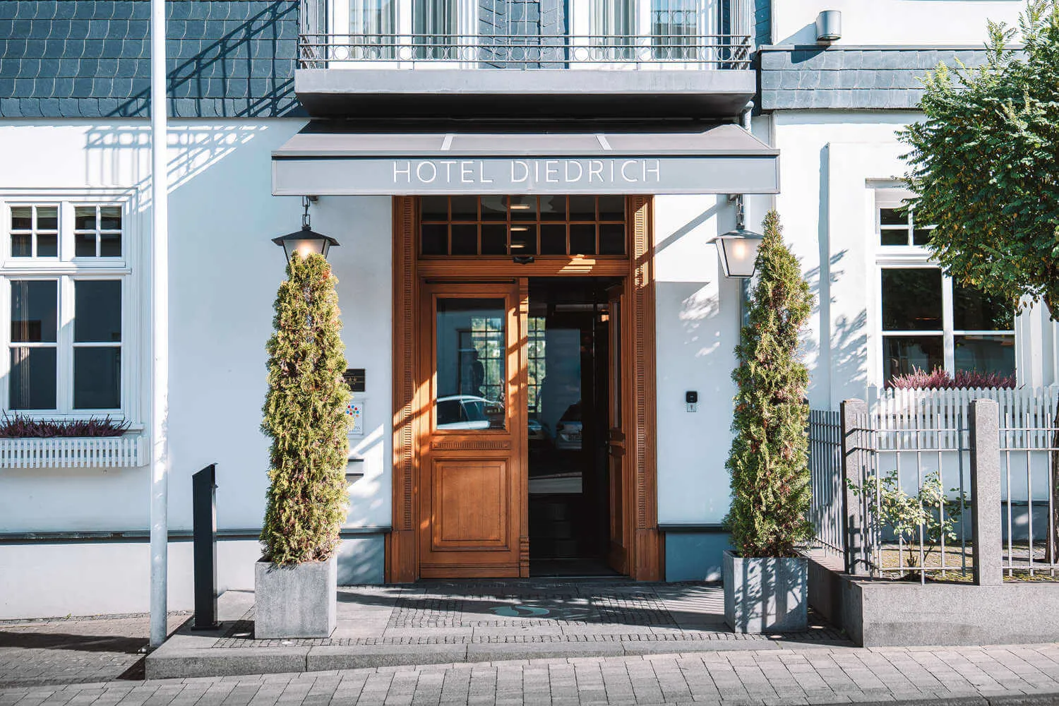 Die schöne große hölzerne Eingangstür des Hotel Diedrich in Hallenberg
