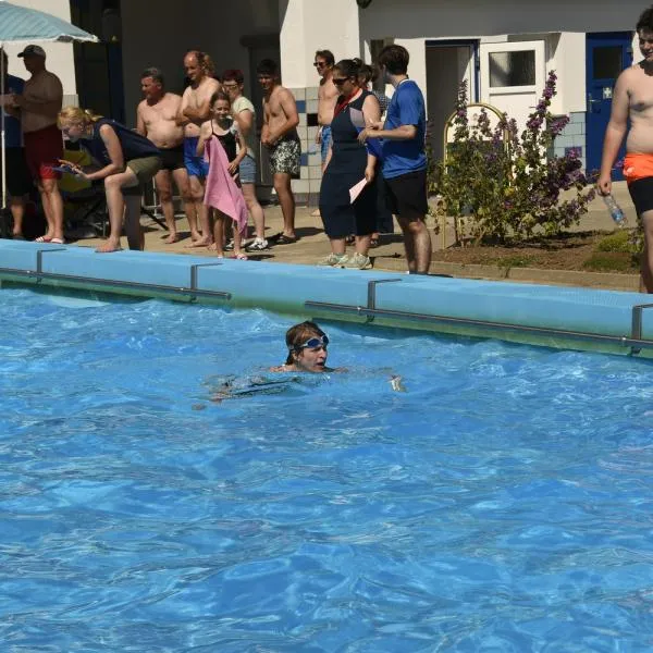 Die Schwimmer erreichen das Ziel nach einem anstrengenden Wettkampf