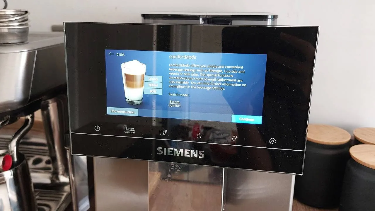 Die Siemens EQ900 Kaffeemaschine nach dem Aufbau, bereit für den ersten Kaffee