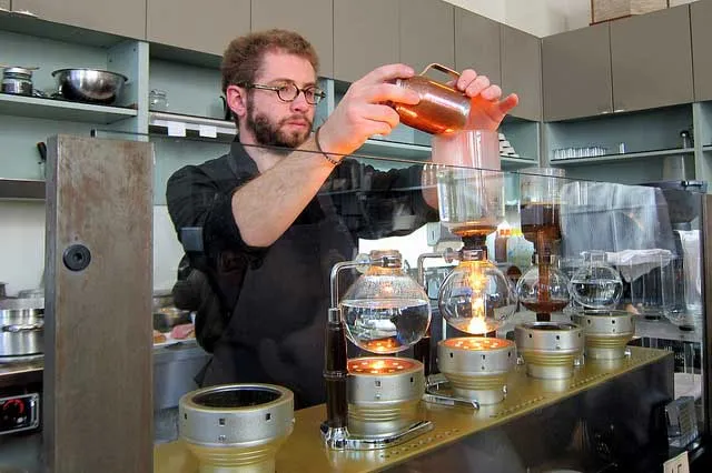 Die Siphon Bar mit Vakuum-Brühsystemen und Barista bei der Zubereitung