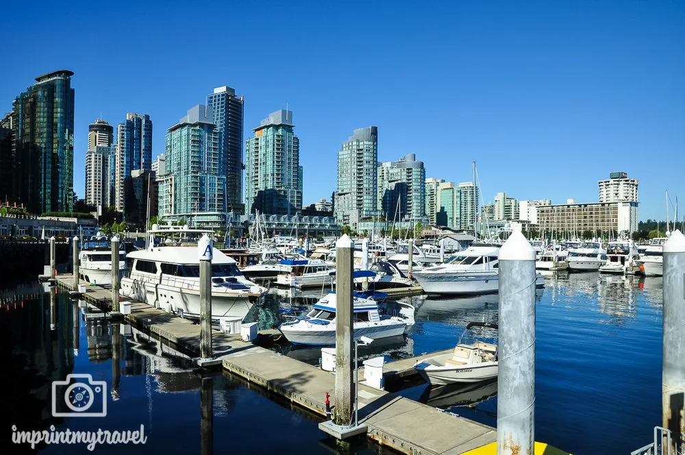 Die Skyline von Vancouver mit den schneebedeckten Bergen im Hintergrund