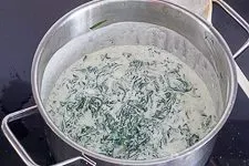Die Spinat-Frischkäse-Sauce für die Spinatlasagne