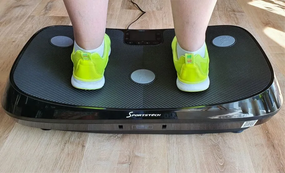 Die Sportstech VP400 Rüttelplatte steht bombenfest auf dem Boden