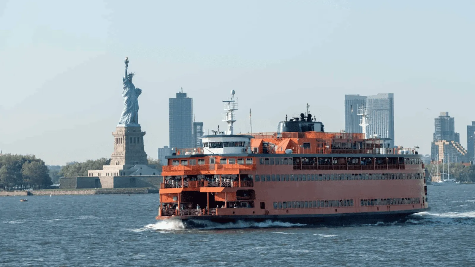 Die Staten Island Ferry fährt an der Freiheitsstatue vorbei, ein beliebtes Erlebnis