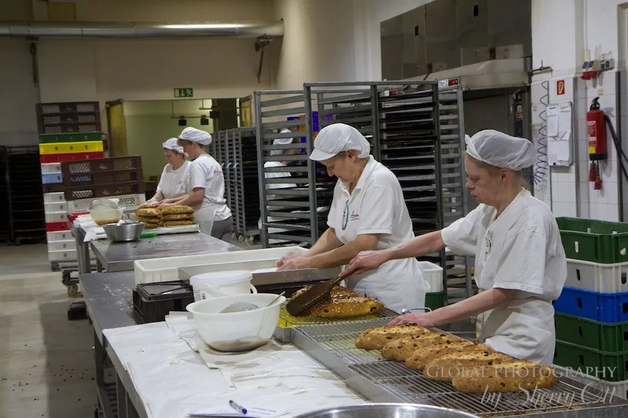 Die Stollenbäcker von Annaberger Backwaren in Aktion