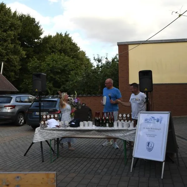 Die stolzen Gewinner der Jahnmehrkämpfe nehmen ihre Preise entgegen