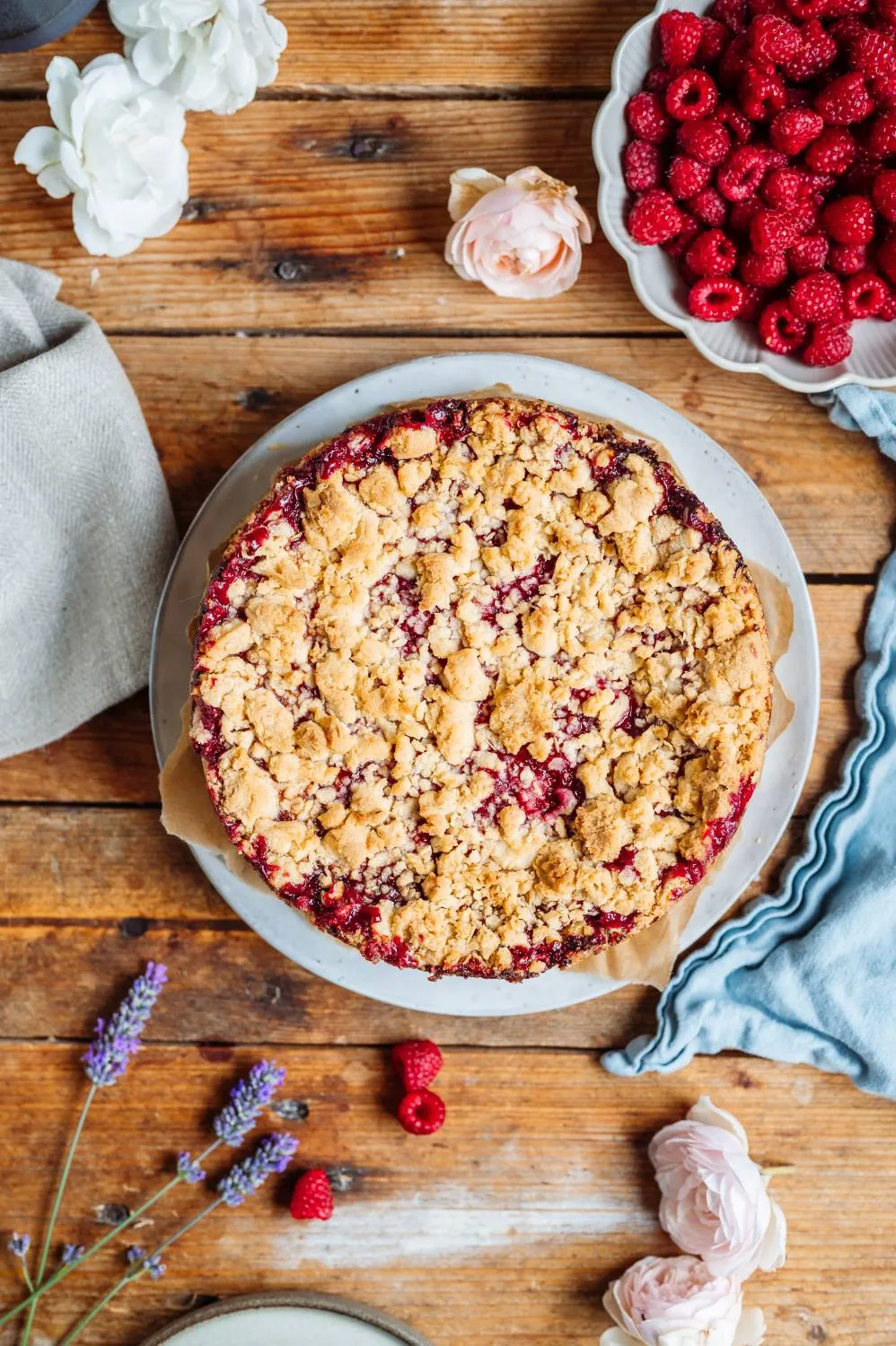 Die Streusel, die über den Kuchen verteilt werden