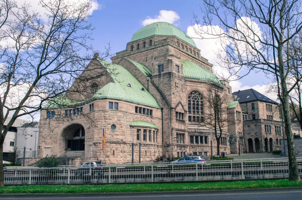 Die Synagoge in Essen, umgeben von moderner Architektur