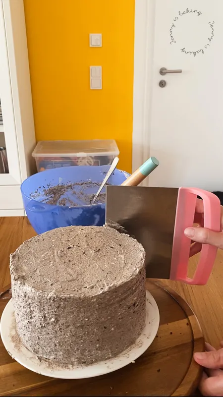 Die Technik des Abziehens einer Torte mit einem Spatel für eine glatte Oberfläche.