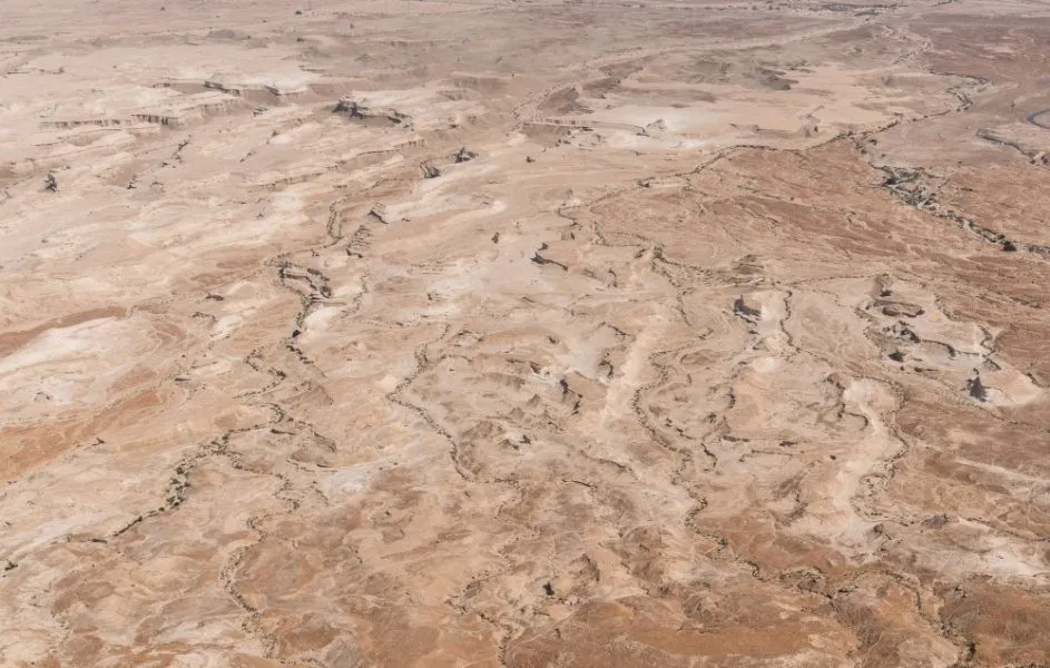Die trockene, karge Landschaft, die die Festung Masada umgibt.